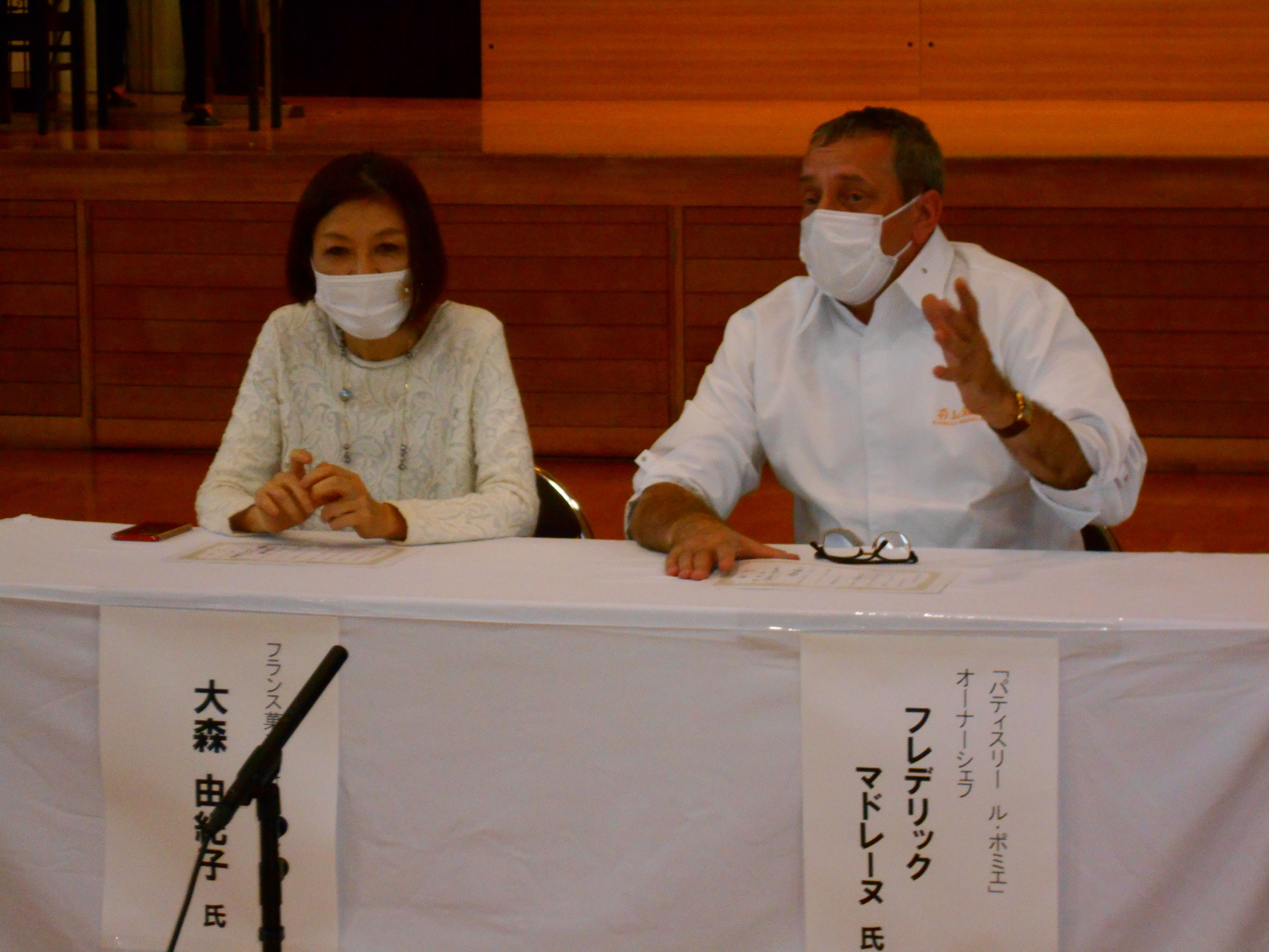 横田審査員長による講評と審査員による座談会の様子2