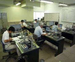 シーケンサ制御実習機器の操作の様子