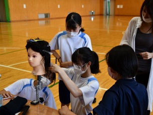 美容のヘアカット体験の様子2