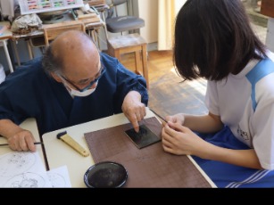 木曽漆器の沈金加工体験の様子2