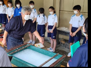 手すき和紙づくり体験の様子1