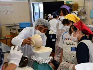 みそ造り体験の様子1