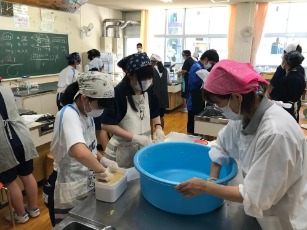 みそ造り体験の様子2