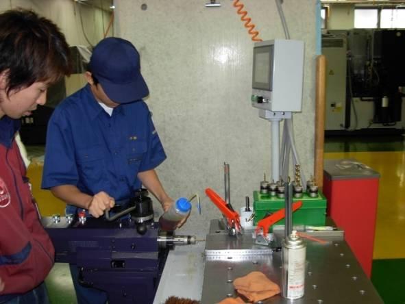 穴、ねじ加工の様子