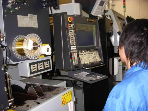 ワイヤー放電加工実習の様子