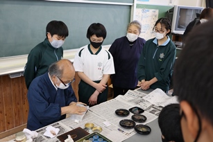 絵皿制作と沈金加工体験の様子2