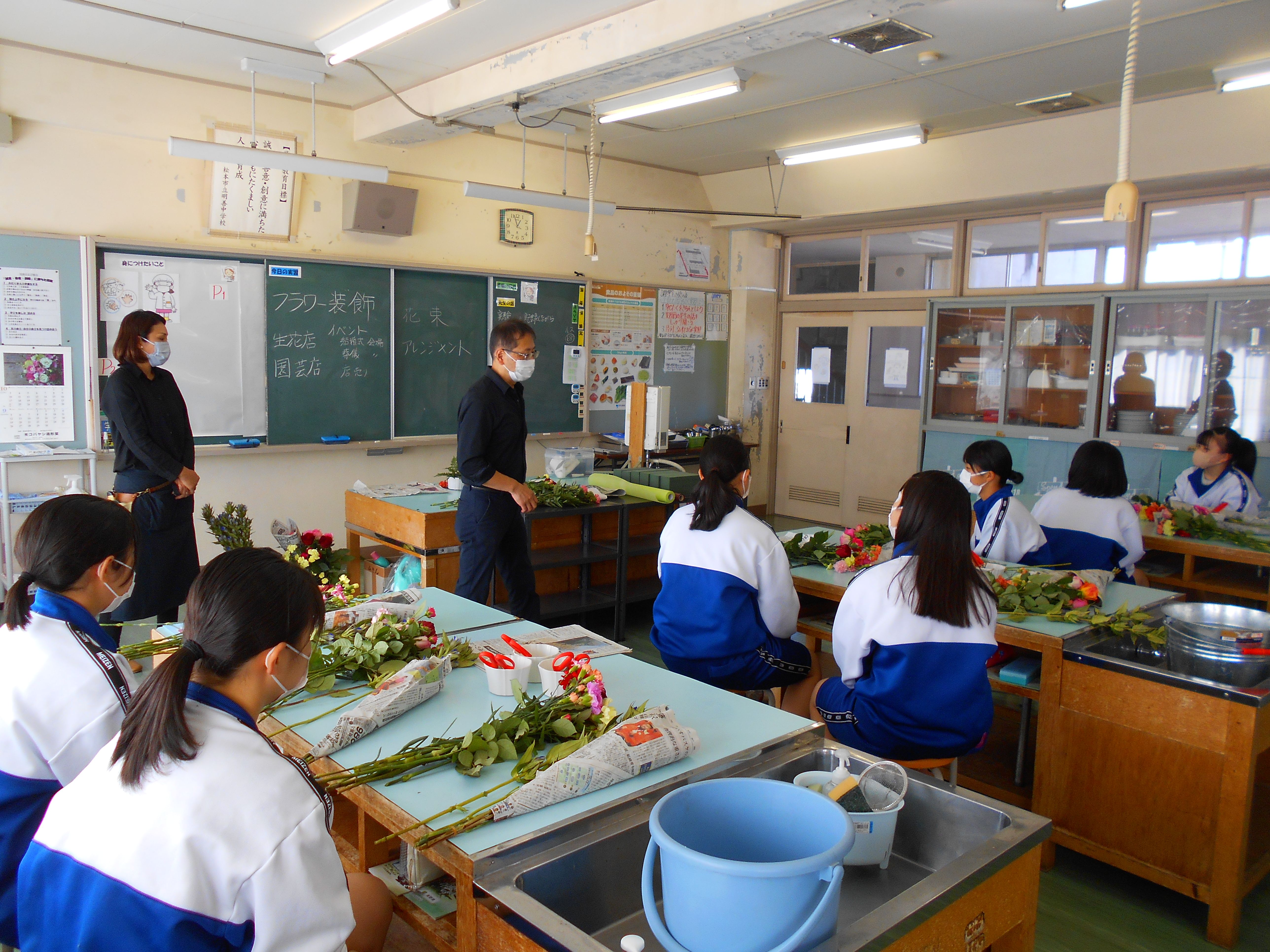 フラワー装飾体験の様子1