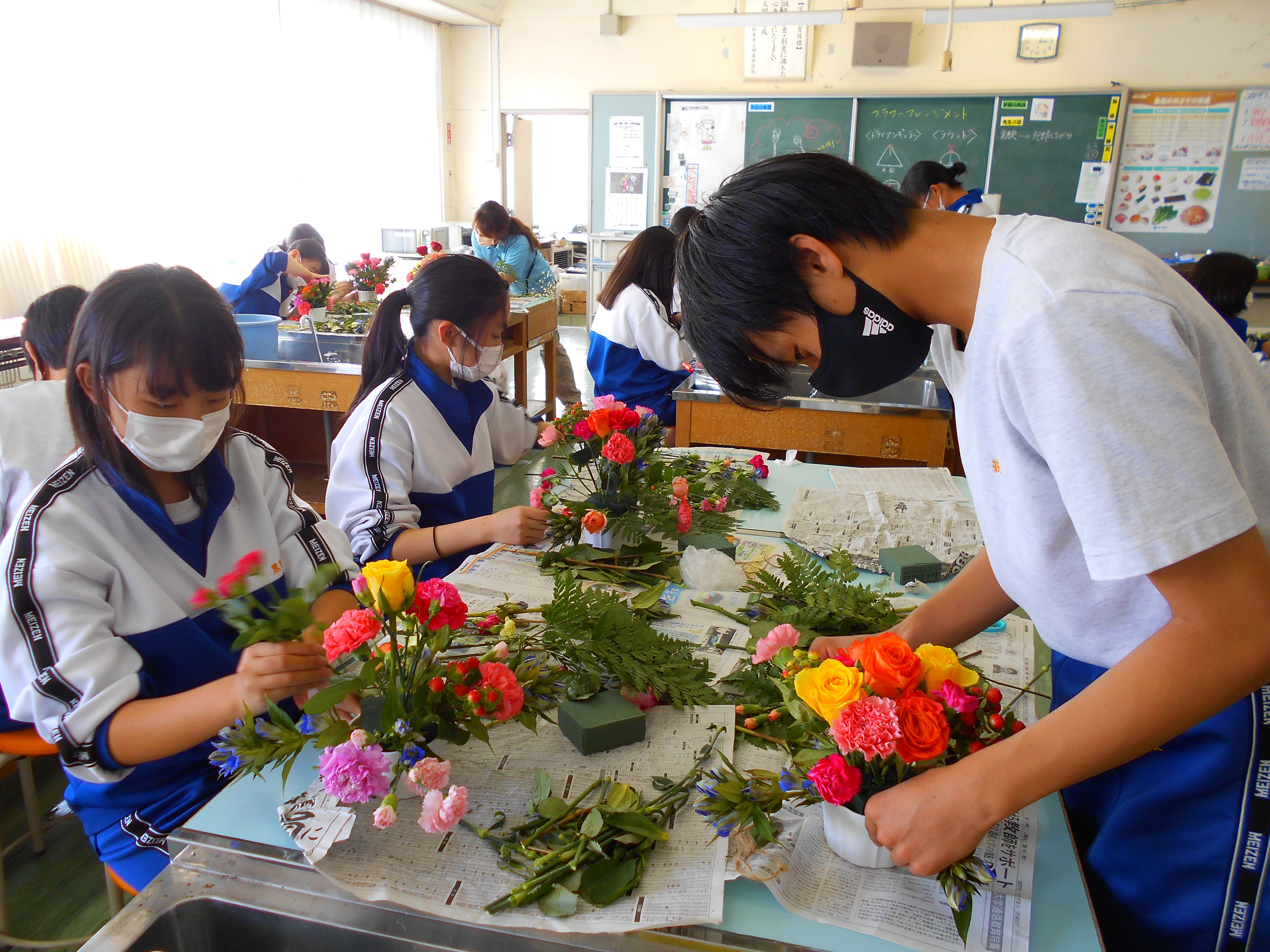 フラワー装飾体験の様子2