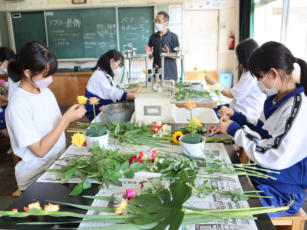 フラワーアレンジ体験の様子2