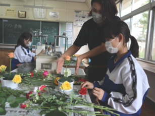 フラワーアレンジ体験の様子1