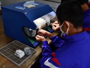 金属研磨体験の様子2