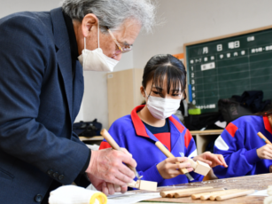 農民美術 こっぱ人形制作の様子1