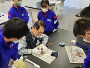 銅板レリーフ制作の様子1