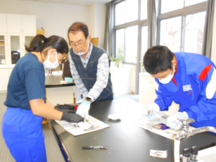 銅板レリーフ制作の様子2