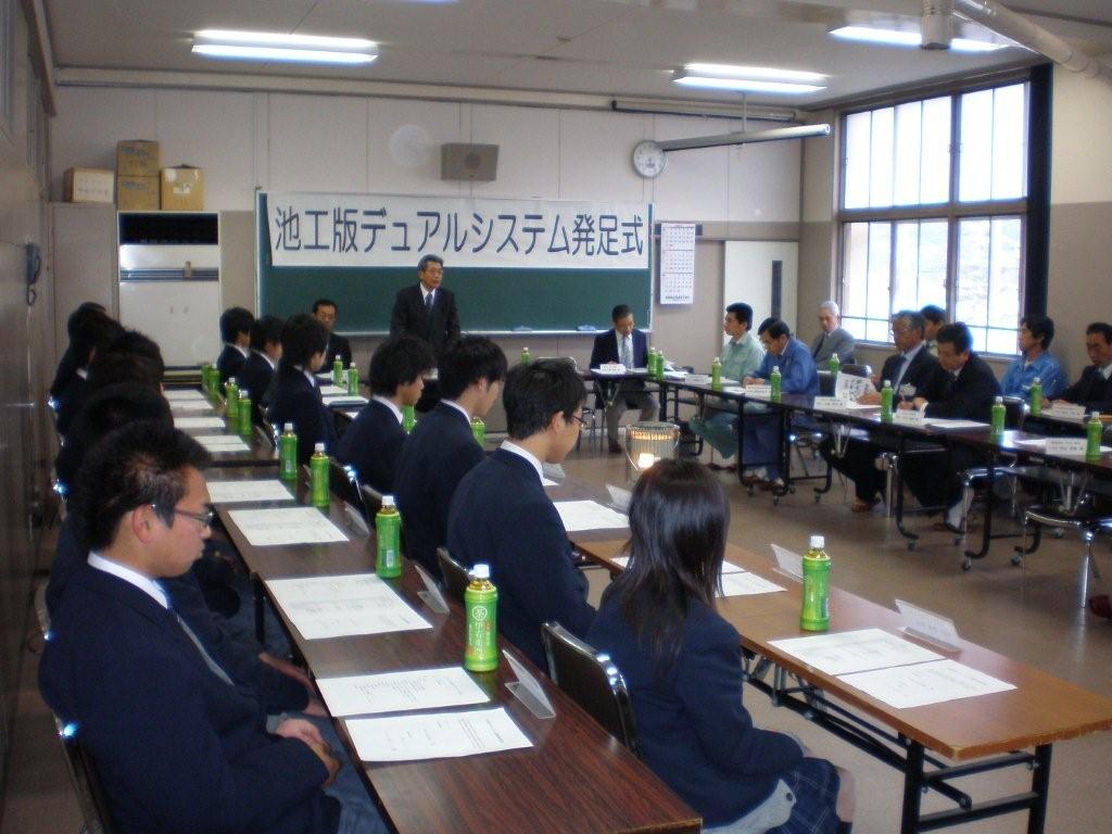 発足式に参加する生徒と受入企業の方々