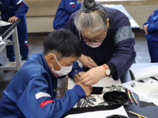 木曽漆器 絵皿制作の様子2