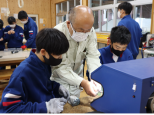 金属研磨体験の様子2