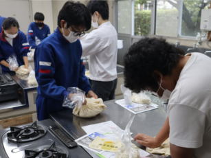 みそ造り体験の様子2