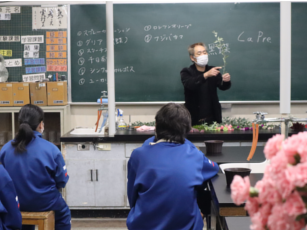 フラワーアレンジメント体験の様子1