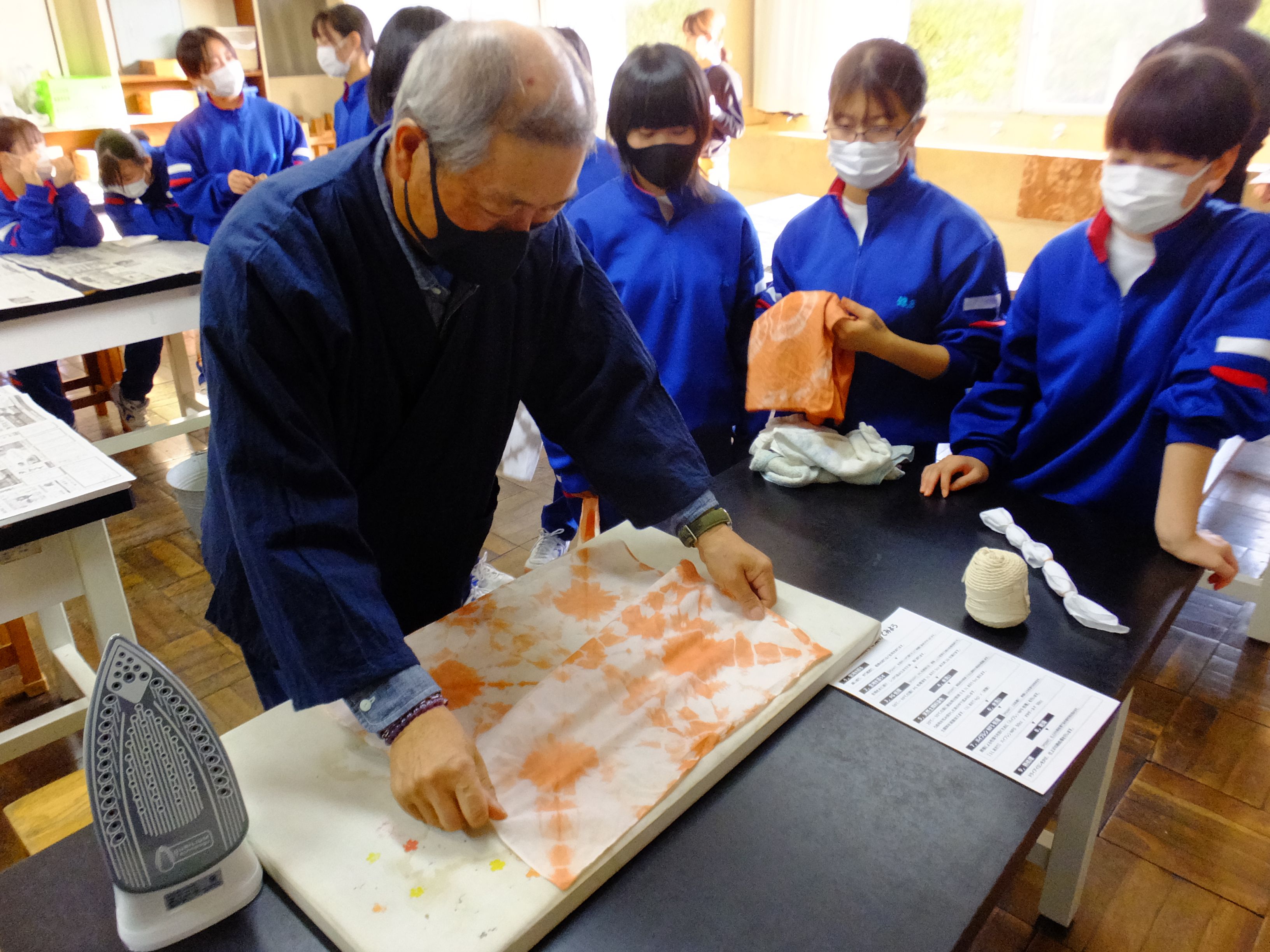 染色体験の様子1