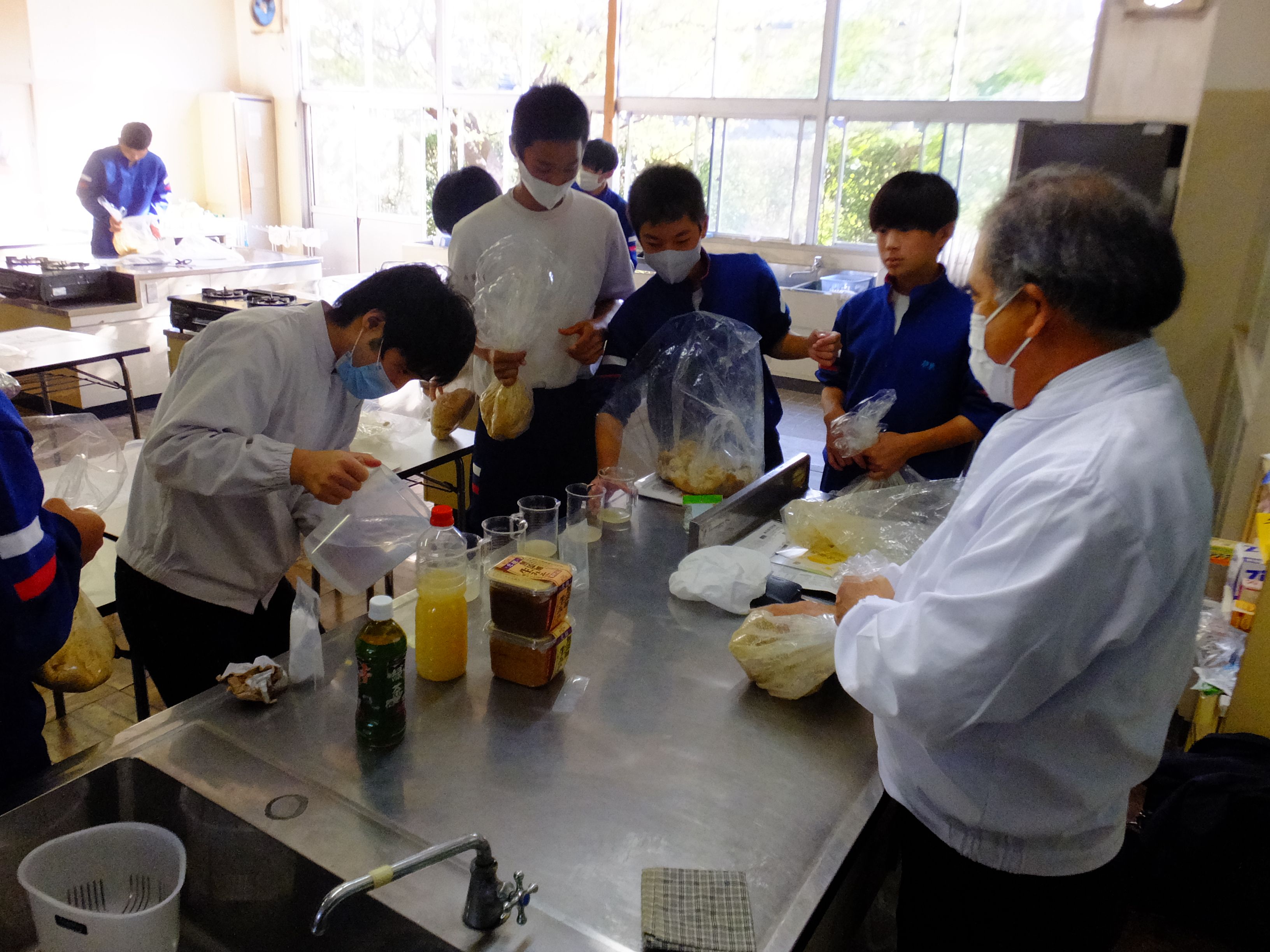 みそ造り体験の様子1