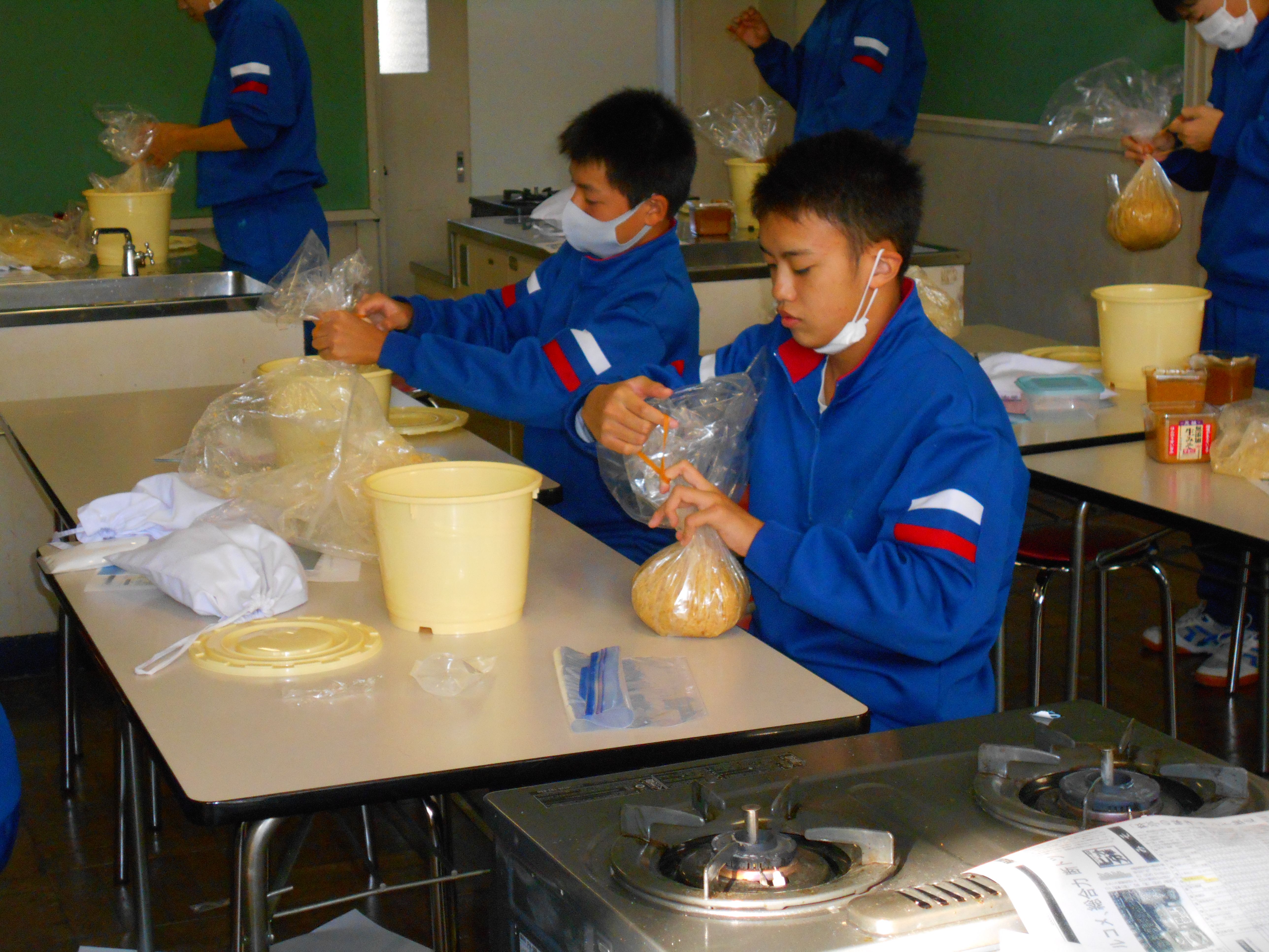 みそ造り体験の様子2